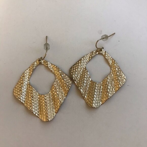 Jewelry - Gold dangly earrings